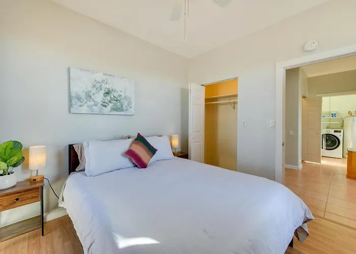Apartment Vacation W/ Community Pool & Courtyard