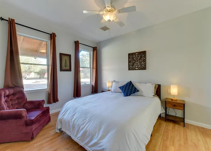 Vacation W/ Community Pool & Courtyard Apartment
