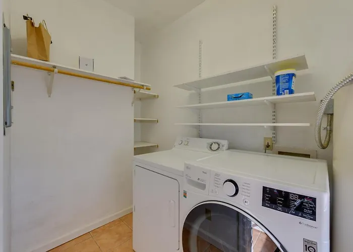 Apartment Vacation W/ Community Pool & Courtyard *