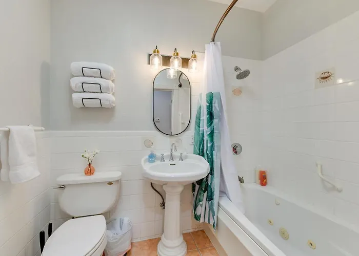Vacation W/ Community Pool & Courtyard Apartment