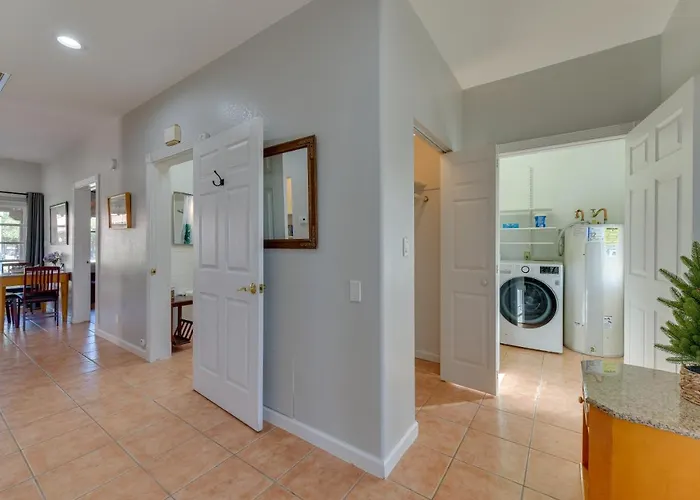 Vacation W/ Community Pool & Courtyard Apartment