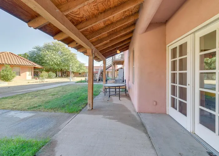 Vacation W/ Community Pool & Courtyard